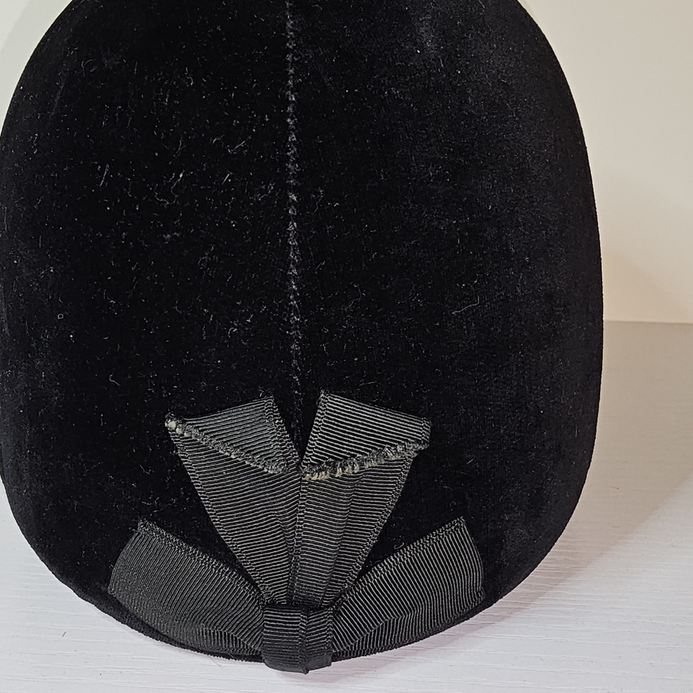 Vintage Saks Fifth Avenue Black Velvet Riding/hunting Cap, Excellant Condition - Picture 3 of 4